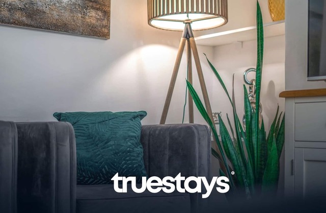 Woodview House by Truestays Serviced Accommodation