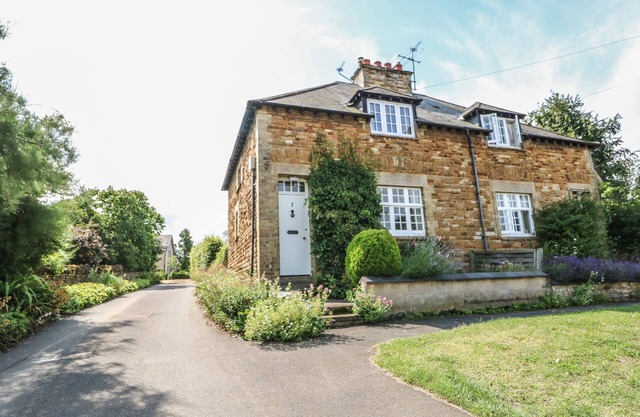 WREN COTTAGE, pet friendly, with a garden in Uppingham