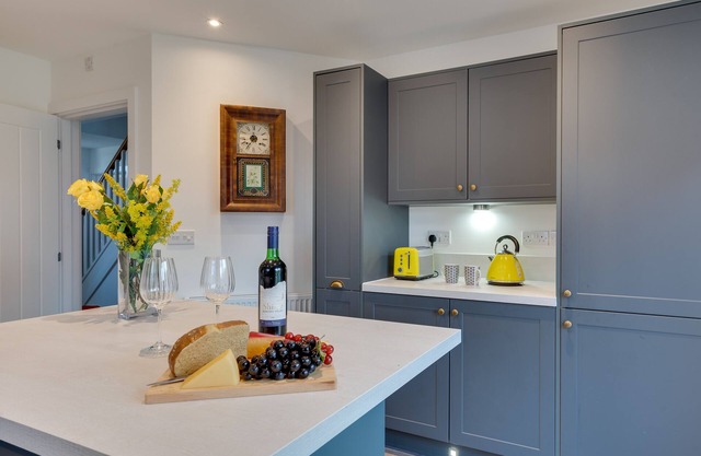 Wren Drive - Four Bedroom House, Sleeps 8