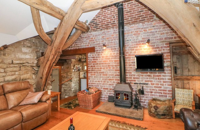 WYNDELL CRUCK COTTAGE, character holiday cottage in Stocksbridge