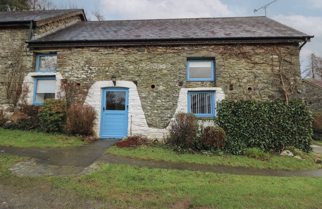 Y BEUDY, pet friendly, character holiday cottage in Llanybydder