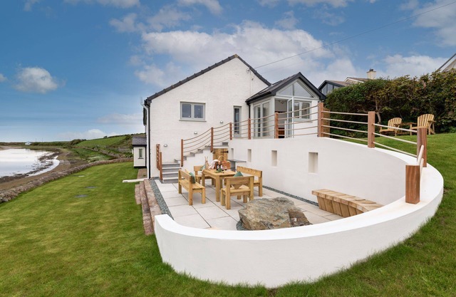 Y Cei - Newly renovated beach front holiday home