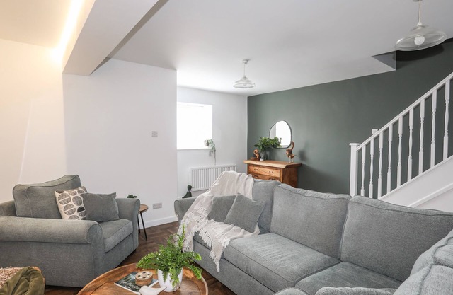Y GOEDWIG, pet friendly, with a garden in Newborough