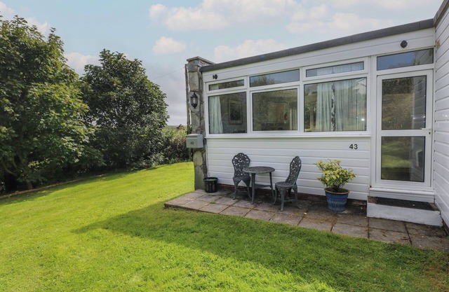Y TWLL BOLLT (THE BOLT HOLE), pet friendly in Nolton Haven