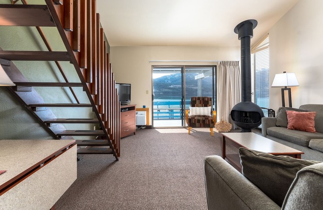 Yacinde Pool View F5