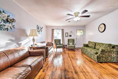 Yard with BBQ Pit Getaway Near Dtwn Temple!