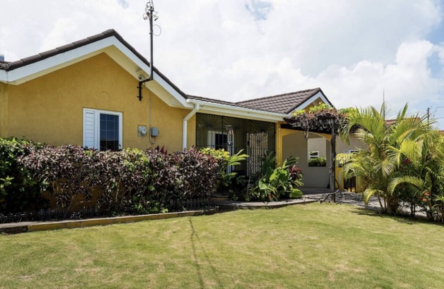 Yaso Nice - Fully A/C 3 Bedroom Ensuite. 8 minutes to Dunn’s River. Pool & WIFI
