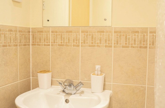 Yellow Haven | Spacious 3 Bd 3 Bath | Free Parking