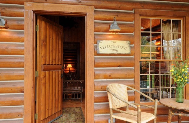 Yellowstone – Cozy Log Cabin in Madison River Valley with Shared Outdoor Pool