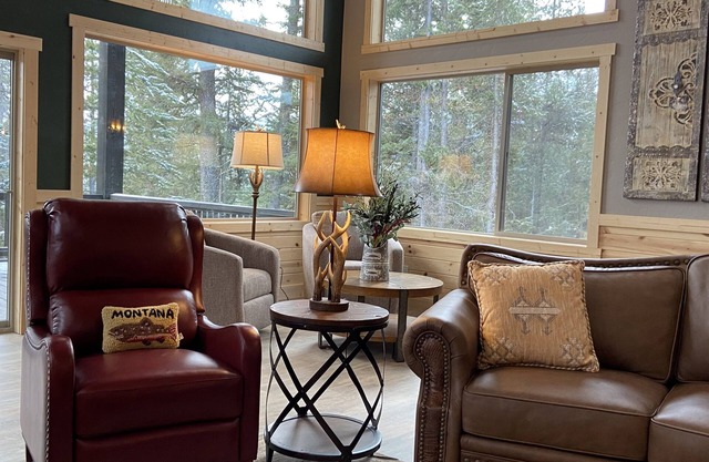 Yellowstone's LUXURY Cabin Retreat, w/Hot Tub! Ten Minutes from Yellowstone NP!