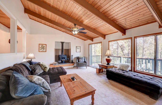 Yosemite Pine Mountain Hideaway - king bed