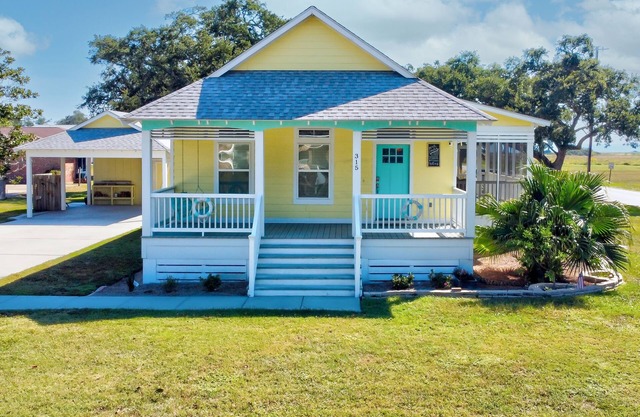YOUR BEACH RETREAT! Walk to Beach, Downtown, Restaurants and More!