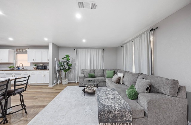 Your Home Away from Home – 3BR Near Downtown & Trinity Groves