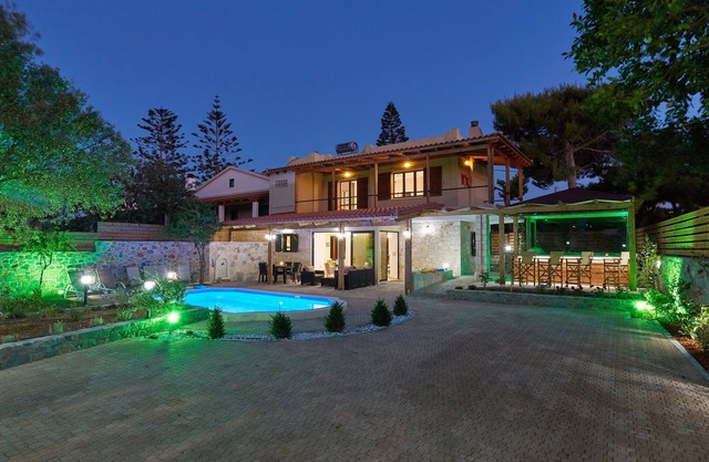 Your ideal holiday in Hersonissos in a Villa with a private pool and jacuzzi.