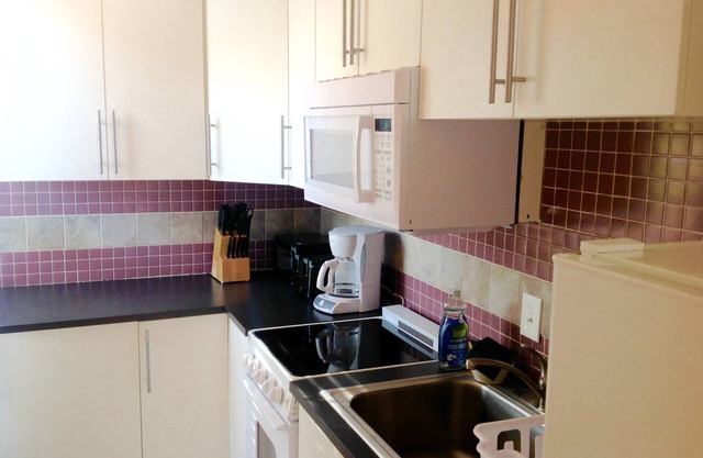 YOUR OWN 3-ROOM VILLA, PATIO, WITH ON PREMISES POOL, JACUZZI, WASHER DRYER
