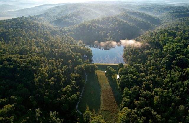 YOUR OWN PRIVATE 12 ACRE LAKE, 80 ACRES, HOT TUB & GAME BARN