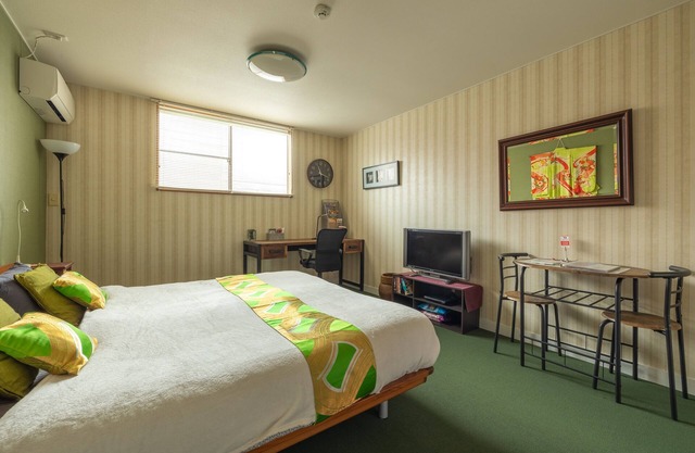 Yoyogi Ivy | Studio with King Sized Bed