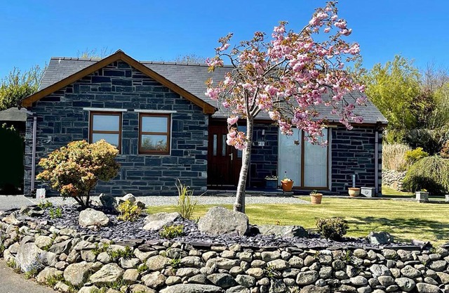 YR ENCIL, pet friendly, with a garden in Gaerwen