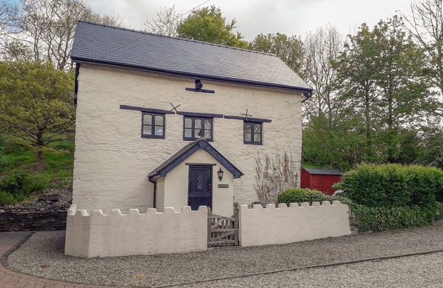 YR HEN FELIN, pet friendly, character holiday cottage in Carrog