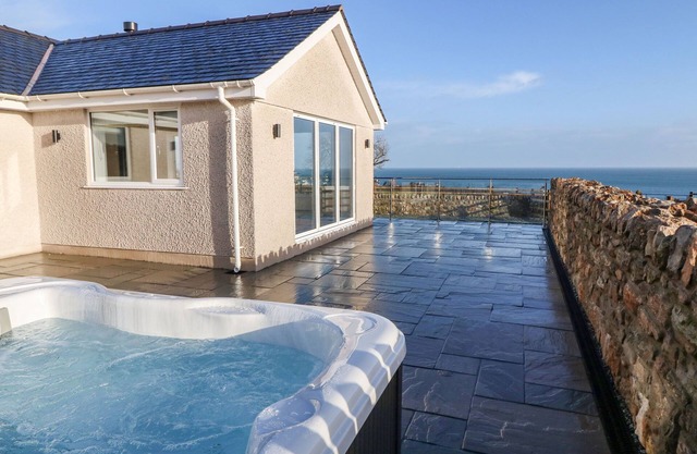 YR HEN FEUDY, family friendly, luxury holiday cottage in Moelfre