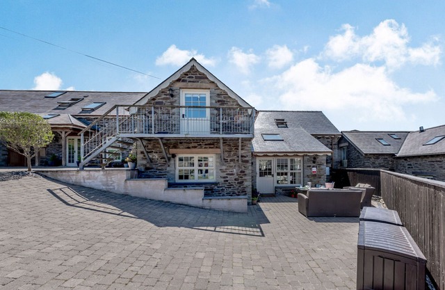 YSGUBOR ISAF, pet friendly, with a garden in Newcastle Emlyn