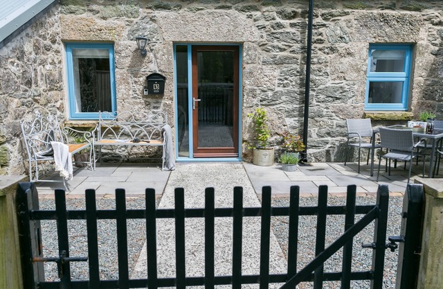 Ysgubor Wennol (Swallow Barn) - a cosy fire that sleeps 4 guests in 2 bedrooms