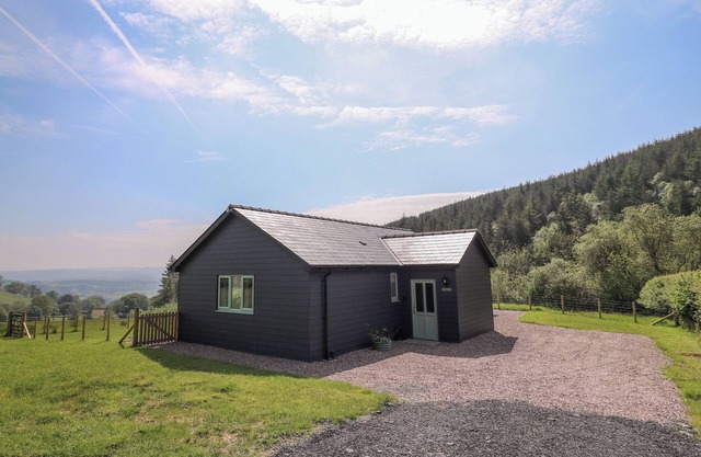YSTRAD WEN, pet friendly, with hot tub in Newbridge-On-Wye