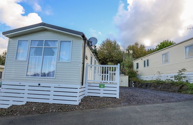 YSTWYTH 26, pet friendly, country holiday cottage in Borth