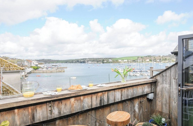 ZAWN HAVEN - WATERFRONT HOUSE, country holiday cottage in Falmouth