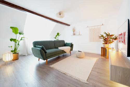 Zentrale, gemütliche Dachgeschoss-Etage - 52qm - Altes Haus auf 2,5 Etagen exklusiv für Dich - mit 1 Schlafzimmer, Wohnzimmer und Rückzugsraum zum Verweilen - Küche, großes Bad, Netflix