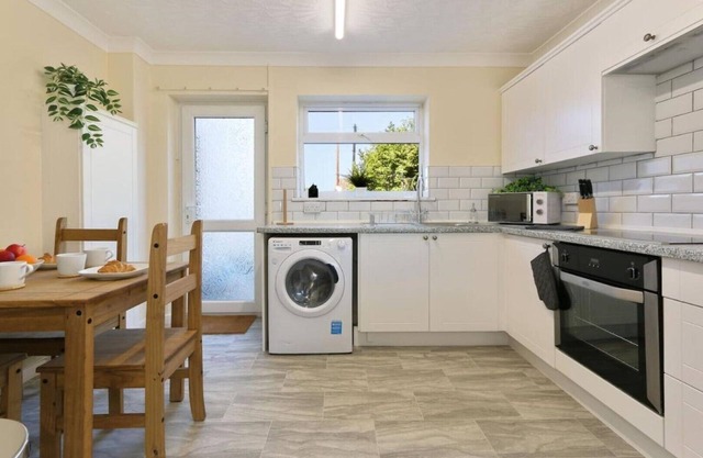 ZSK stays! Whole house with large garden, lovely area.