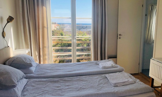Varberg Apartment | Övernattningsrum. Mycket prisvärt. Egen ingång. Eget badrum. Getterön. Varberg