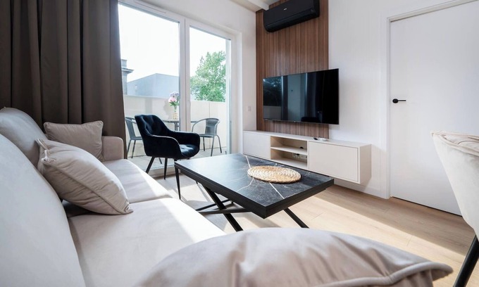 Srodmiescie Apartment | Łódź Wólczańska - Workspace & Balcony - by Rentujemy