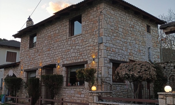 Kalavrita Cottage | Το Erymanthos country home είναι μια πέτρινη μεζονέτα για στιγμές χαλάρωσης