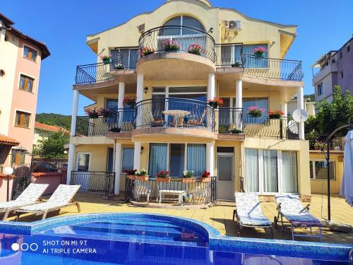 Intsaraki Apartment | Апартамент на море с собственным бассейном и подземным гаражом