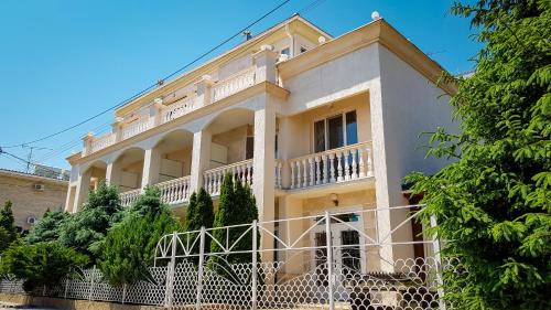 Molodizhne Hotel | мини-отель Травертин