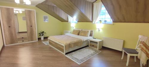 Kamenets-Podol'skiy Apartment | Сонячна мансарда