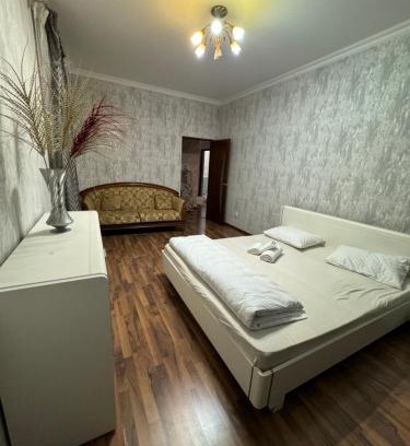 Atyrau Apartment | Трехкомнатная просторная квартира 137 кв центре возле ТЦ Infinity Mall
