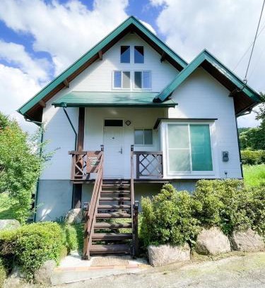 Kusu House | 一棟まるっと温泉別荘 天井高7m 50インチ映画見放題 屋根付BBQ 街まで車7分 湯布院30分 アニメ聖地10分