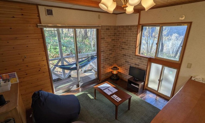 Chikuma House | 山と池