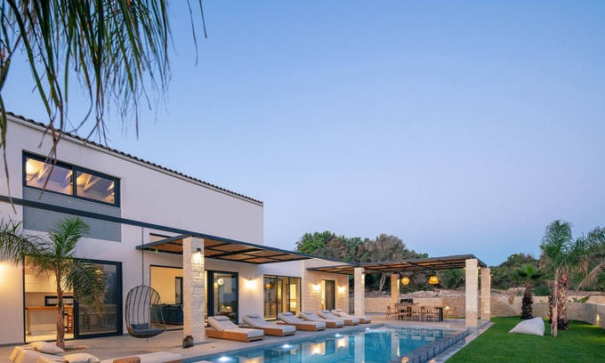 Chorafakia Villa | 1,2 Km from the beach, close to Chania, 40m2 private pool and sea views!