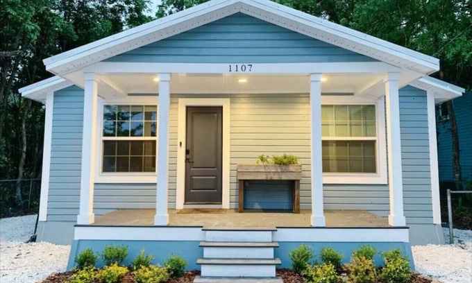 Gainesville House | 1/2 mile to UF- 2 bedroom/2 bath cottage