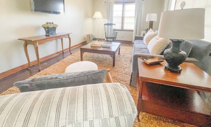 Corinth House | 1.3 Miles from Chick-Fil-A & Starbucks
