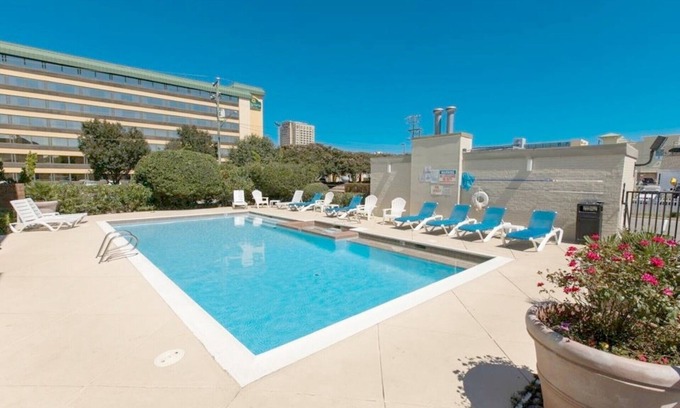 Northeast Virginia Beach Condo | 1.5 Blocks from the Beach & Boardwalk! Walking distance to restaurants & shops!