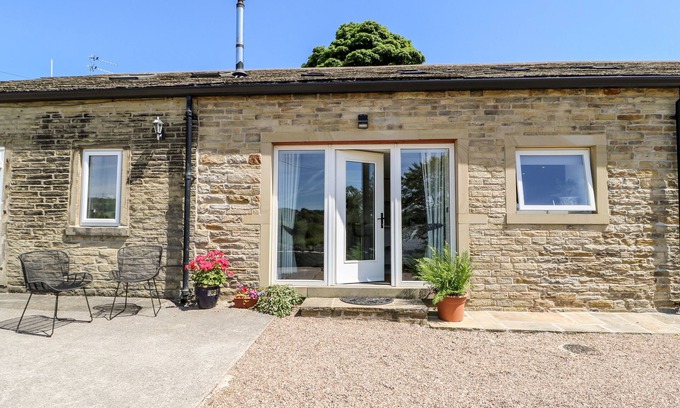 Rastrick Cottage | 1 BARN COTTAGES, family friendly, with a garden in Halifax