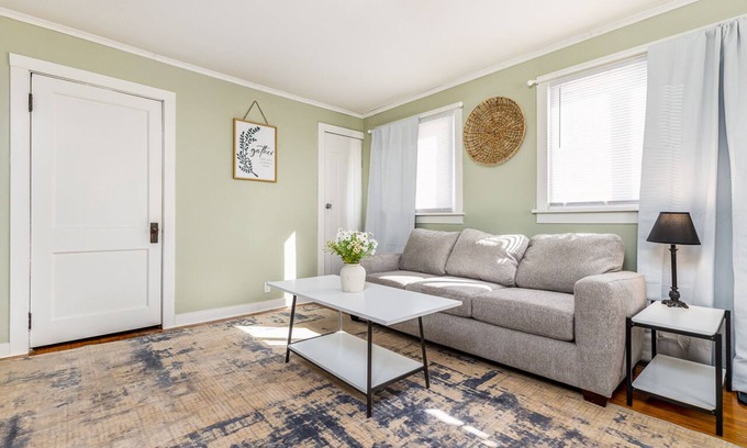 Dubuque House | 1 Bed/1Bath House-North End DBQ-Near John Deere