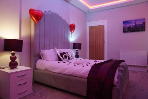 Bradford Apartment | 1 Bed Flat - Sleeps 2 - Hot Tub - Parking - Wifi