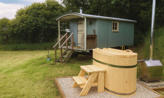 Redlynch Cabin | 1 Bed Shepherds Hut - Sleeps 2 -Wood Fired Hot Tub