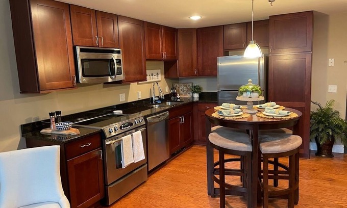 Downtown Syracuse House | 1 bedroom 1 bathroom Apartment in center of beautiful historic Franklin Square