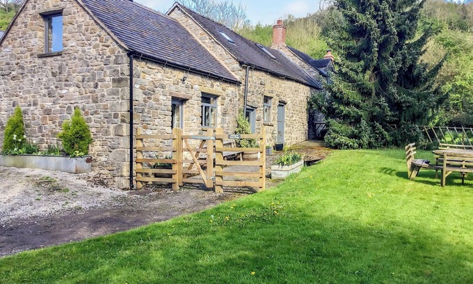 Cauldon Low Cottage | 1 bedroom accommodation in Waterhouses, near Leek